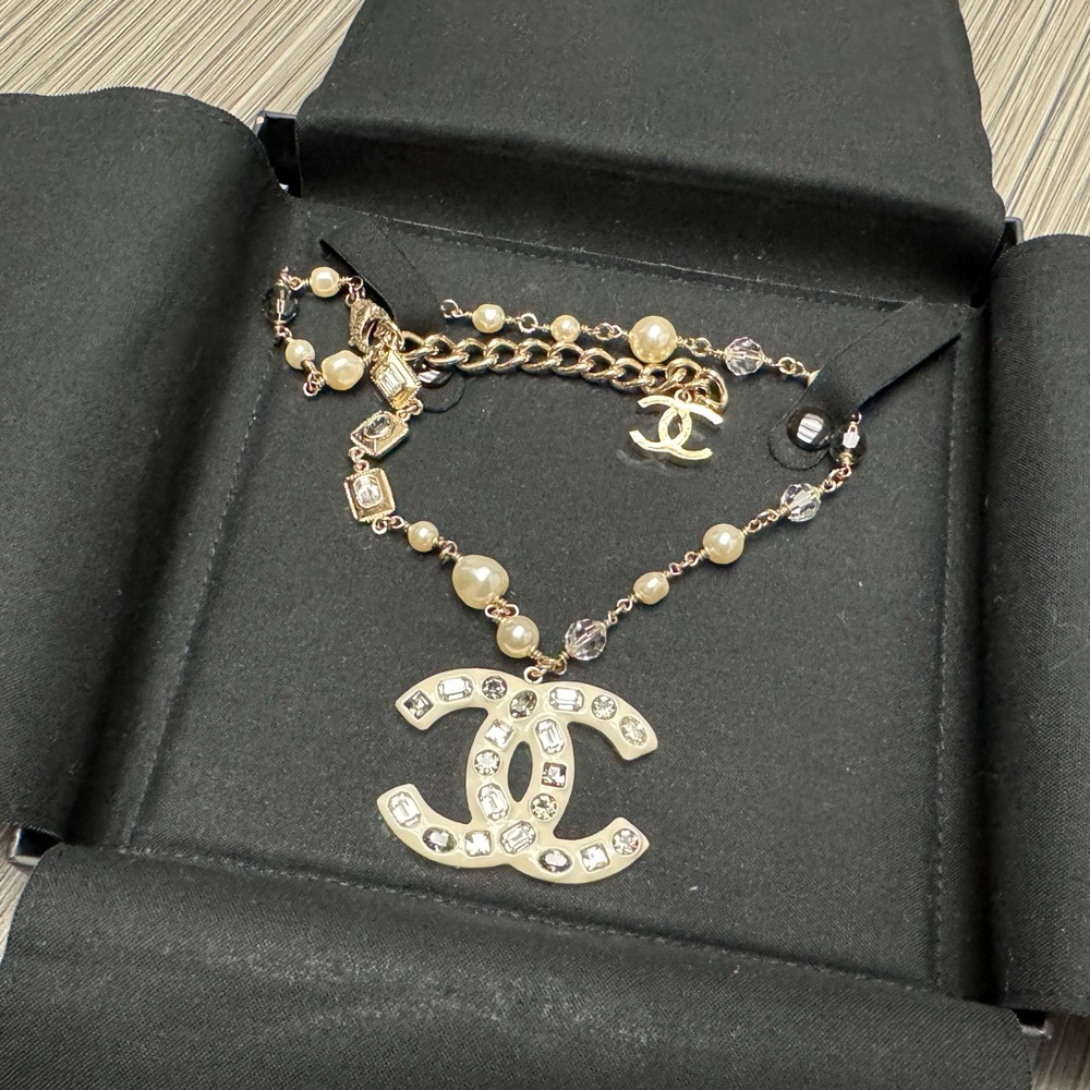 Rare Chanel necklace large CC logo pendant 2” - Picture 2 of 14
